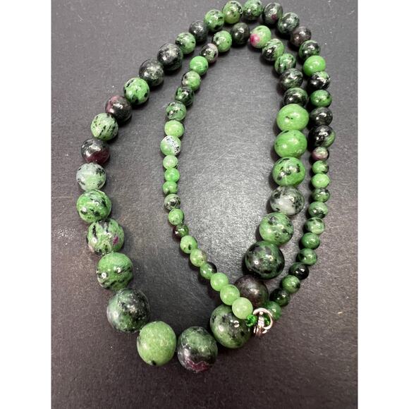 Ruby in zoisite graduated necklace with sterling silver clasp - Picture 2 of 11